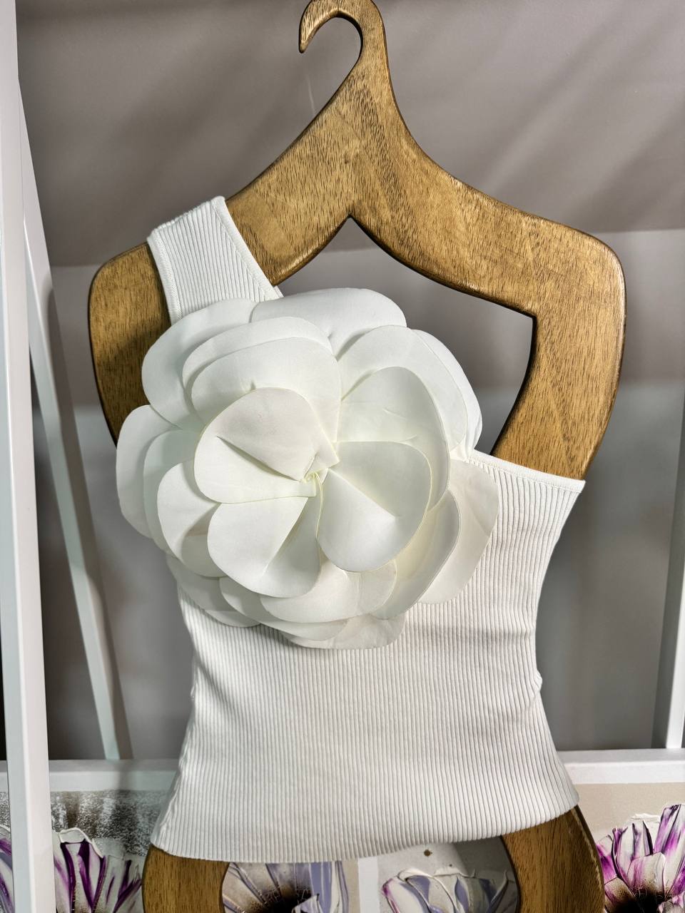 Top flower relief (black, beige, white and red)