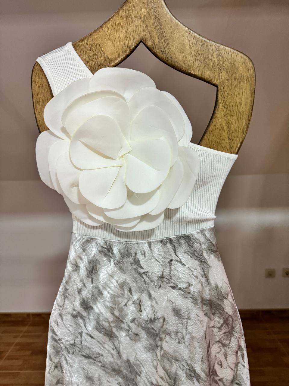 Top flower relief (black, beige, white and red)