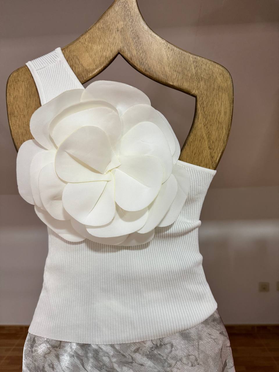 Top flower relief (black, beige, white and red)