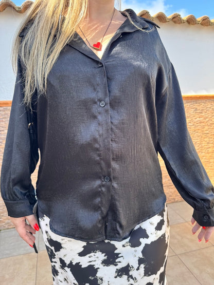 Camisa satinada negra oversize