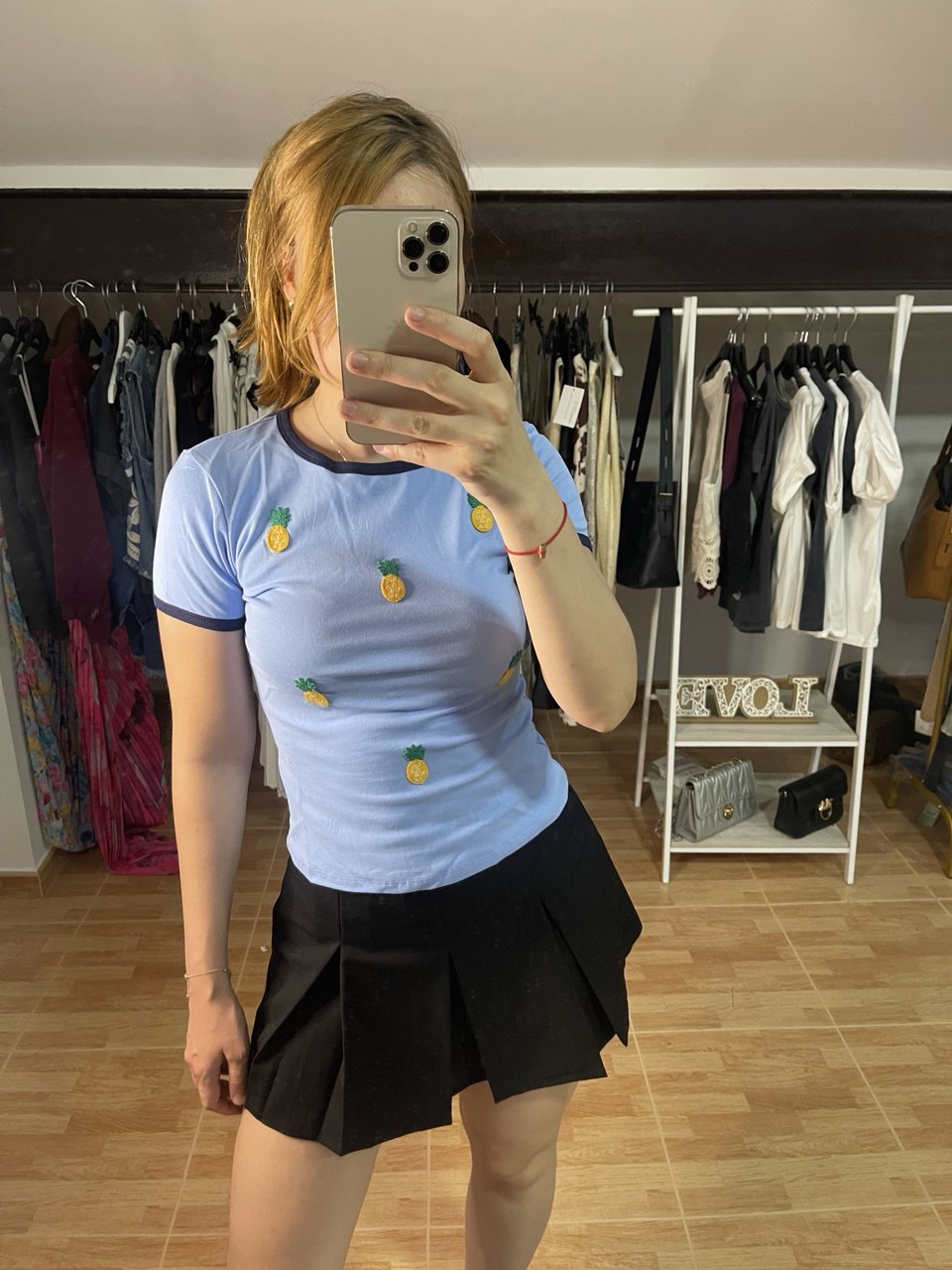 Camiseta elástica bordada con piñas 🍍