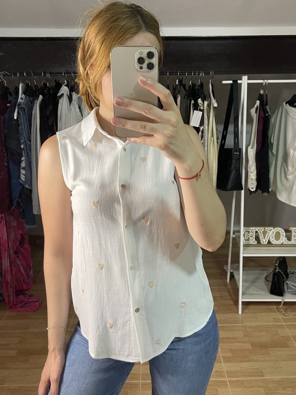 Camisa de lino con corazones bordados