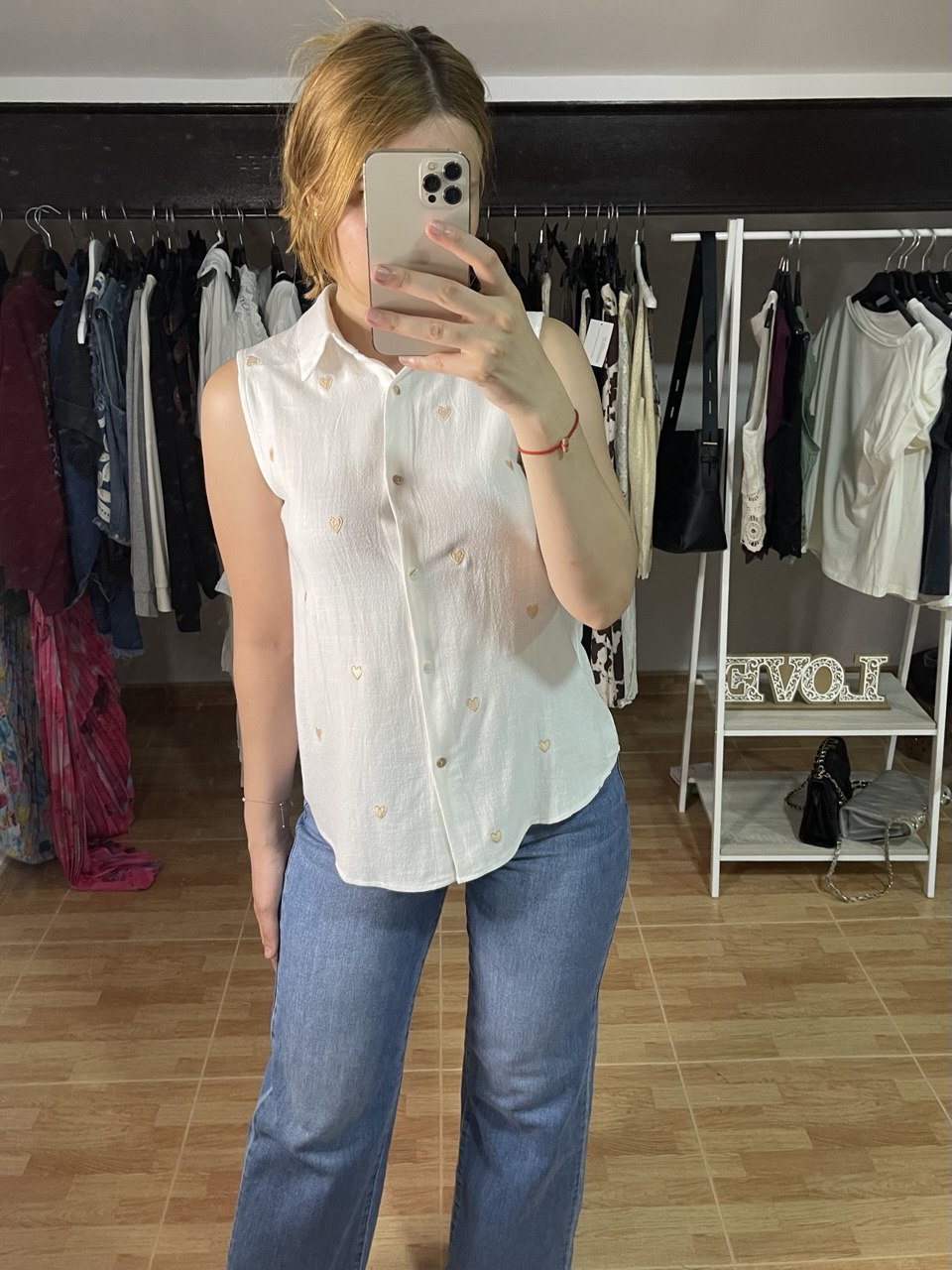 Camisa de lino con corazones bordados