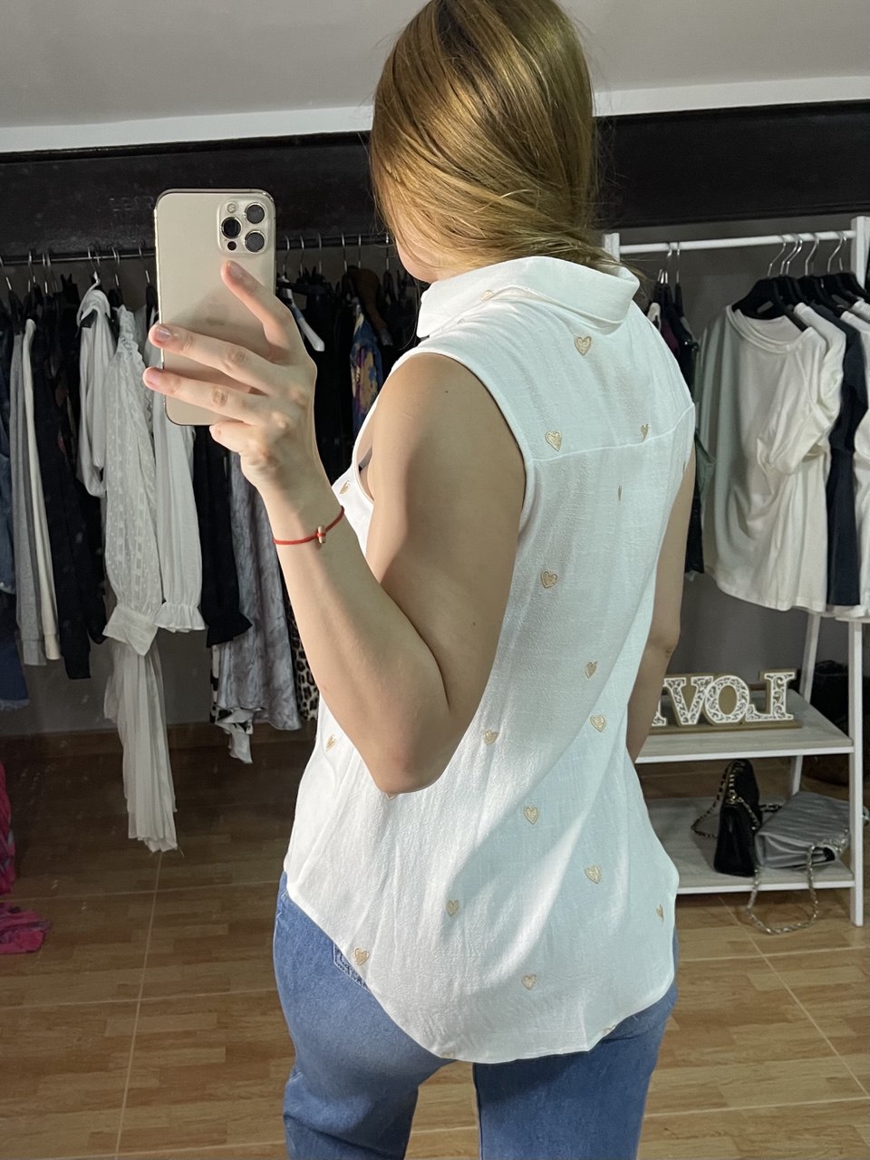 Camisa de lino con corazones bordados