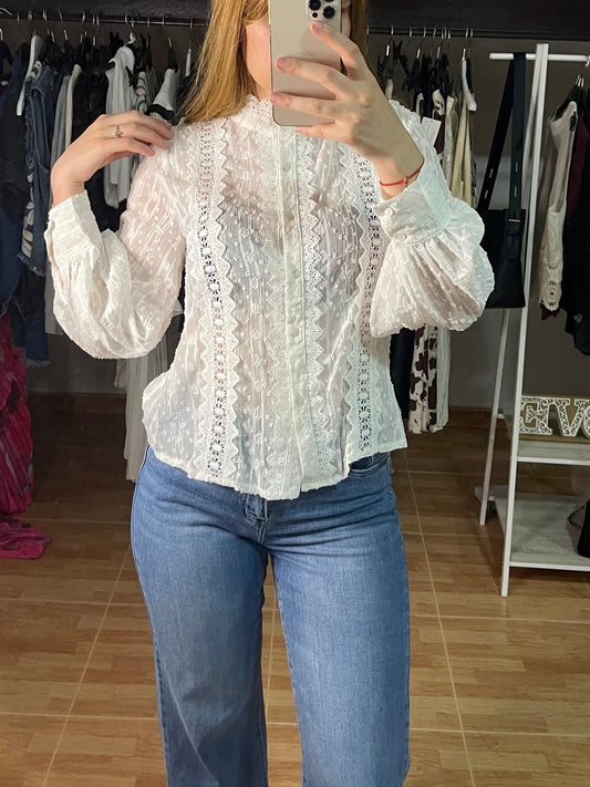 Camisa blanca bordada con hilos dorados