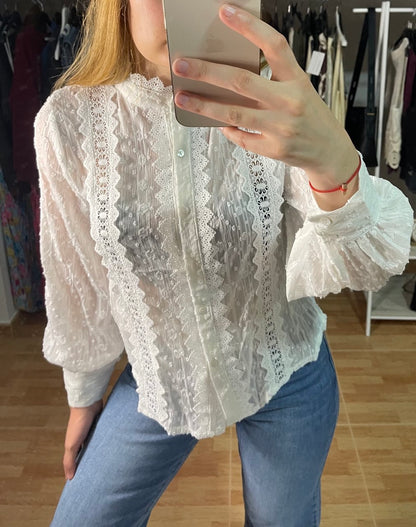 Camisa blanca bordada con hilos dorados