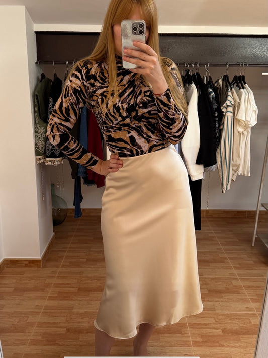Falda satinada beige