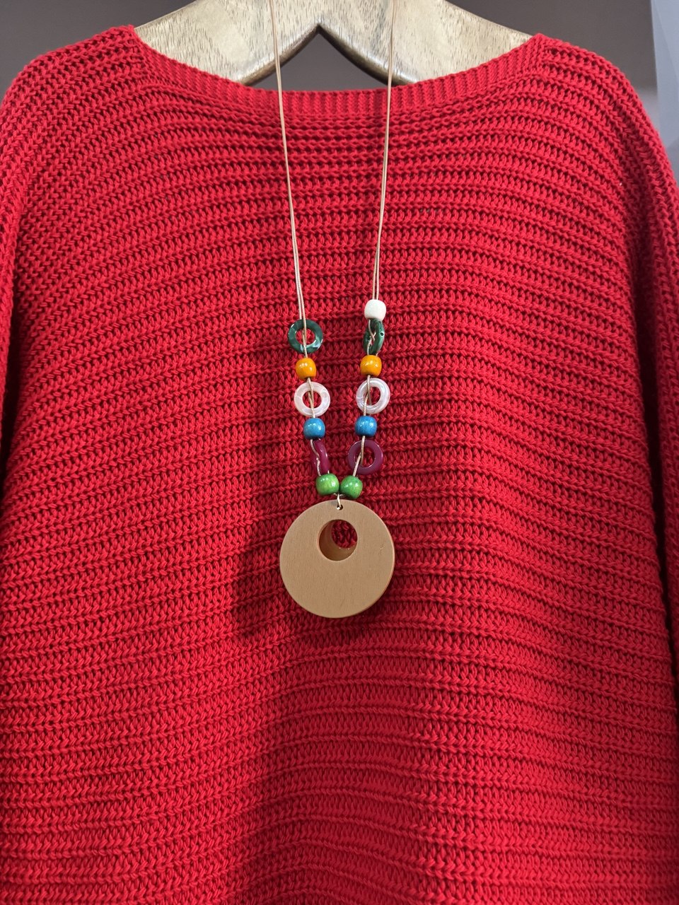 Jersey Rojo de Punto con Colgante