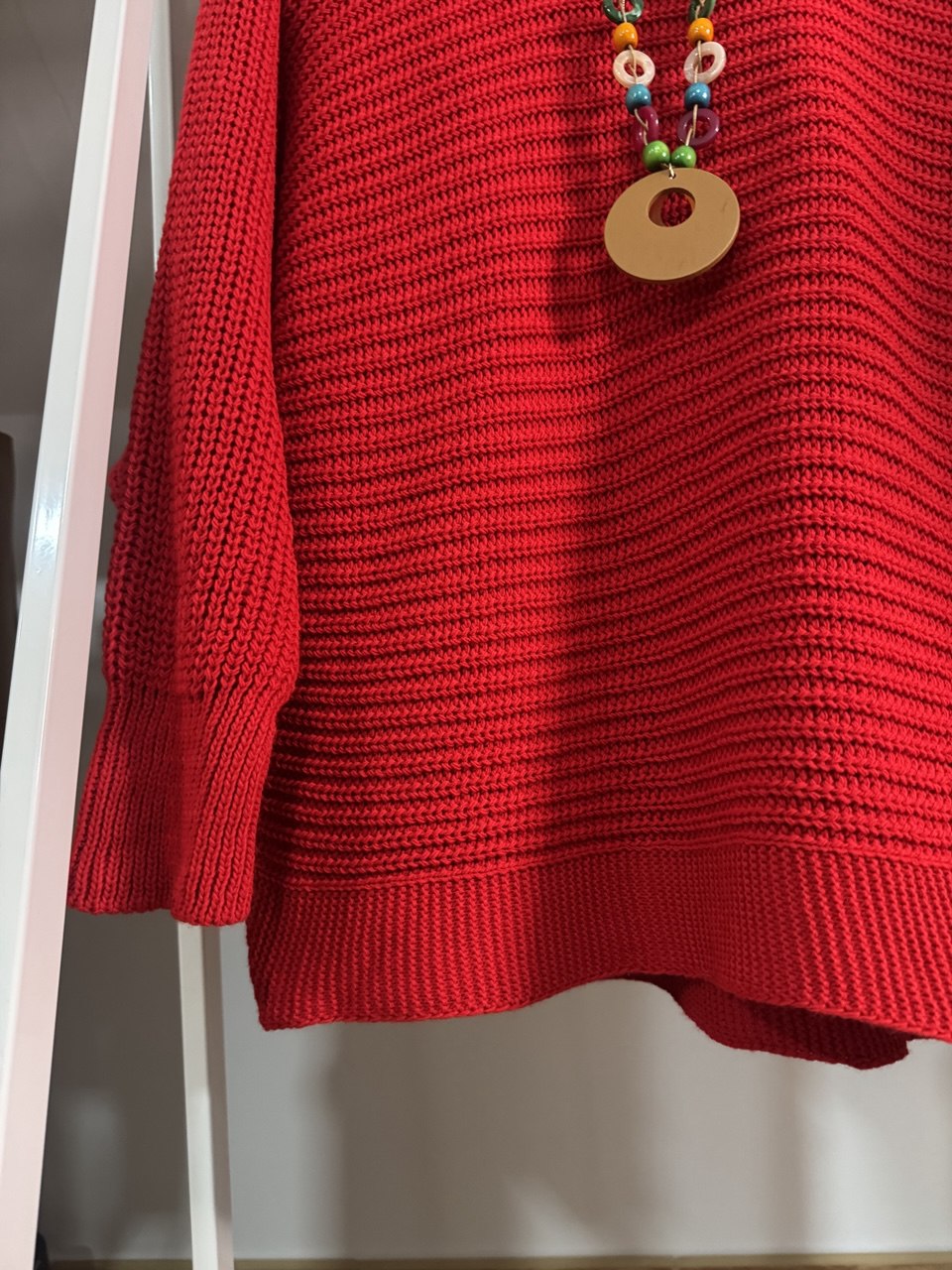 Jersey Rojo de Punto con Colgante