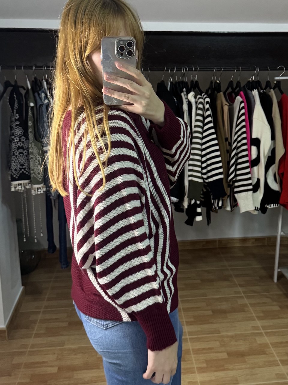 Jersey oversize de rayas burdeos con colgante