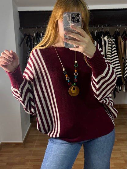 Jersey oversize de rayas burdeos con colgante