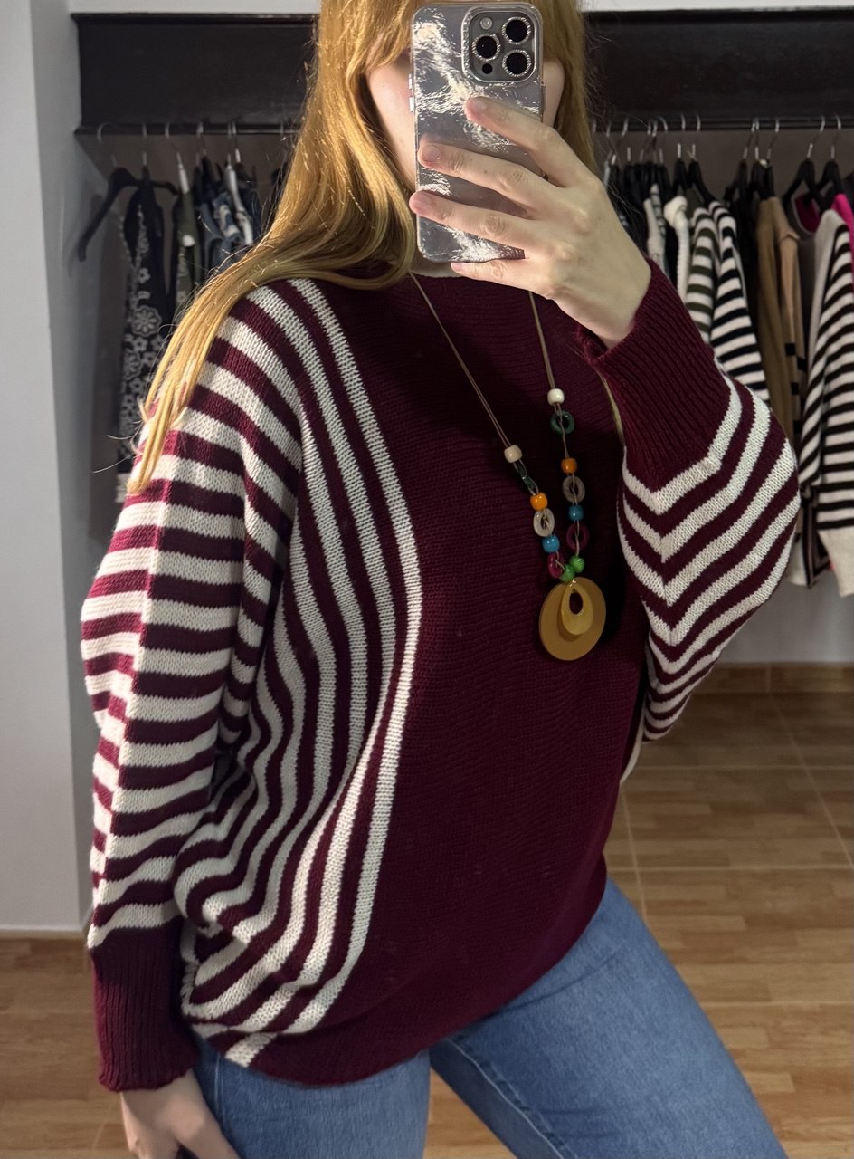 Jersey oversize de rayas burdeos con colgante