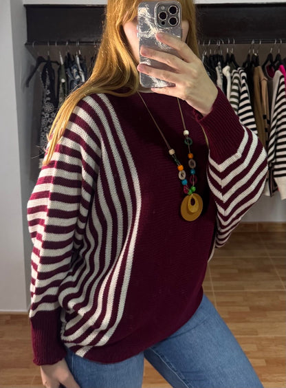 Jersey oversize de rayas burdeos con colgante