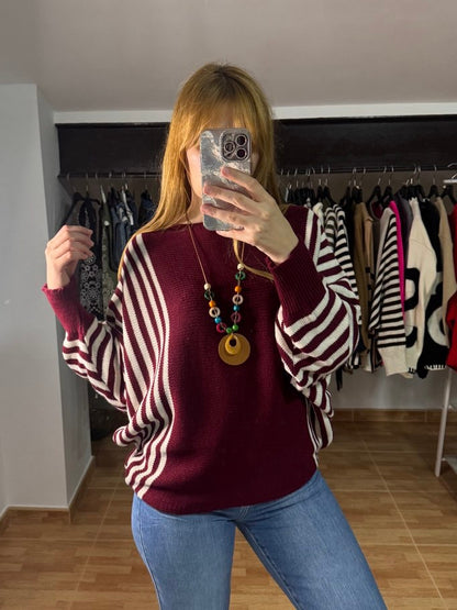 Jersey oversize de rayas burdeos con colgante