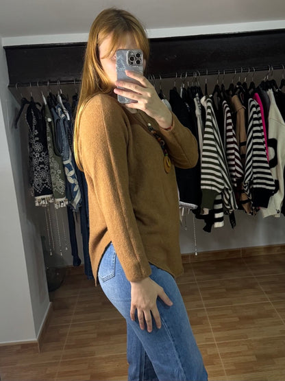 Jersey soft marrón con colgante