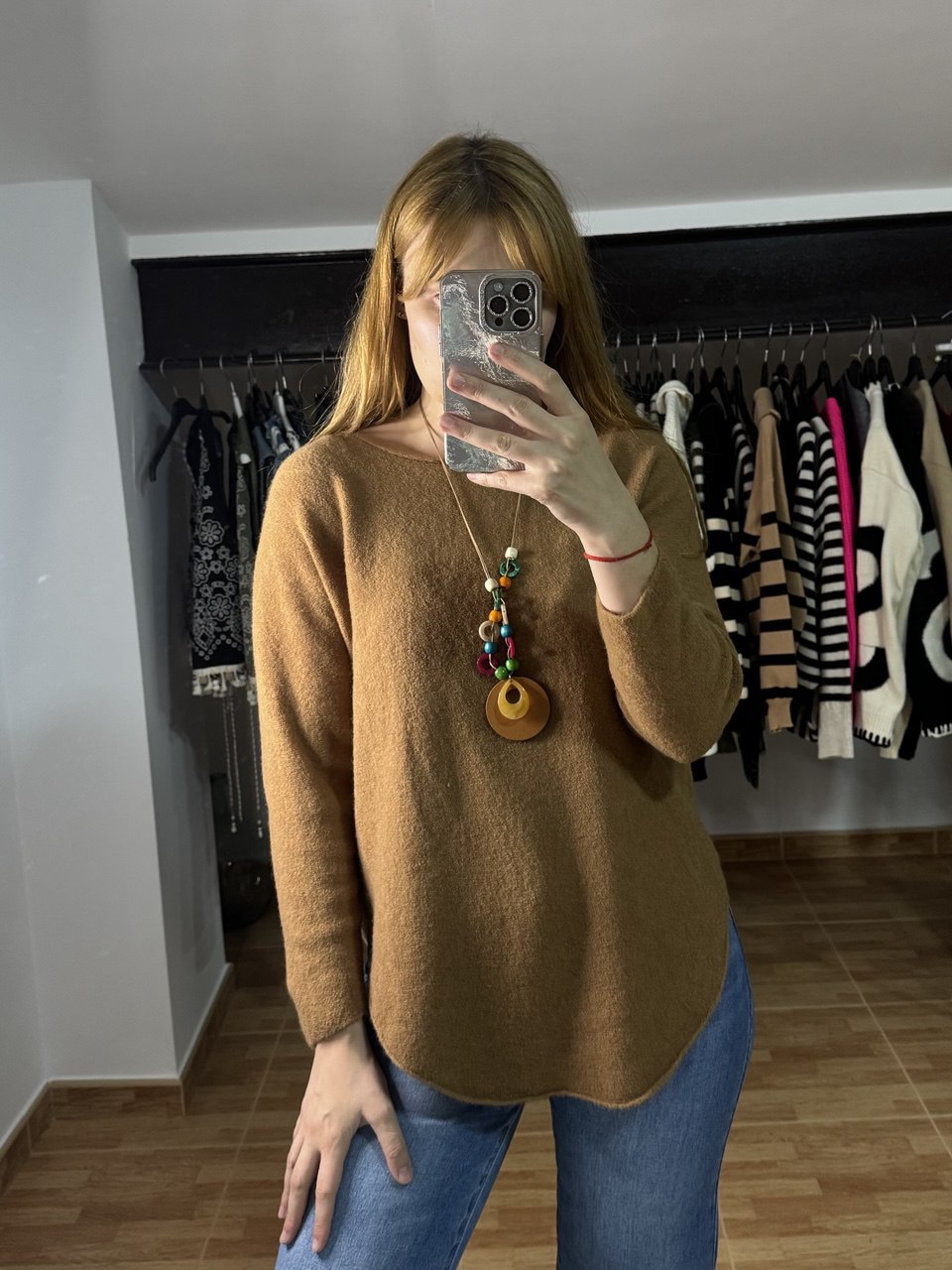 Jersey soft marrón con colgante