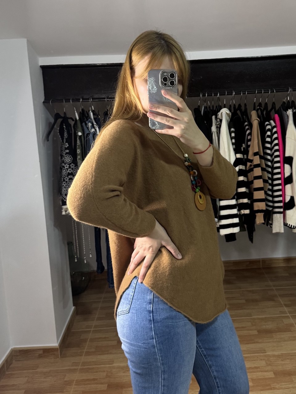 Jersey soft marrón con colgante