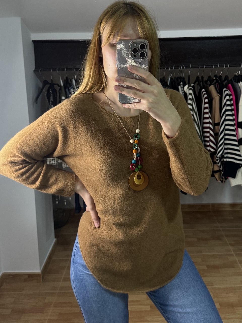 Jersey soft marrón con colgante