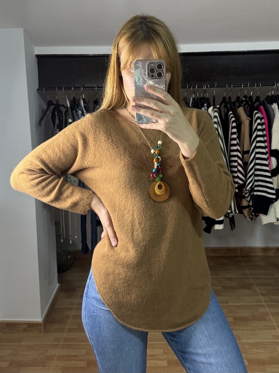 Jersey soft marrón con colgante