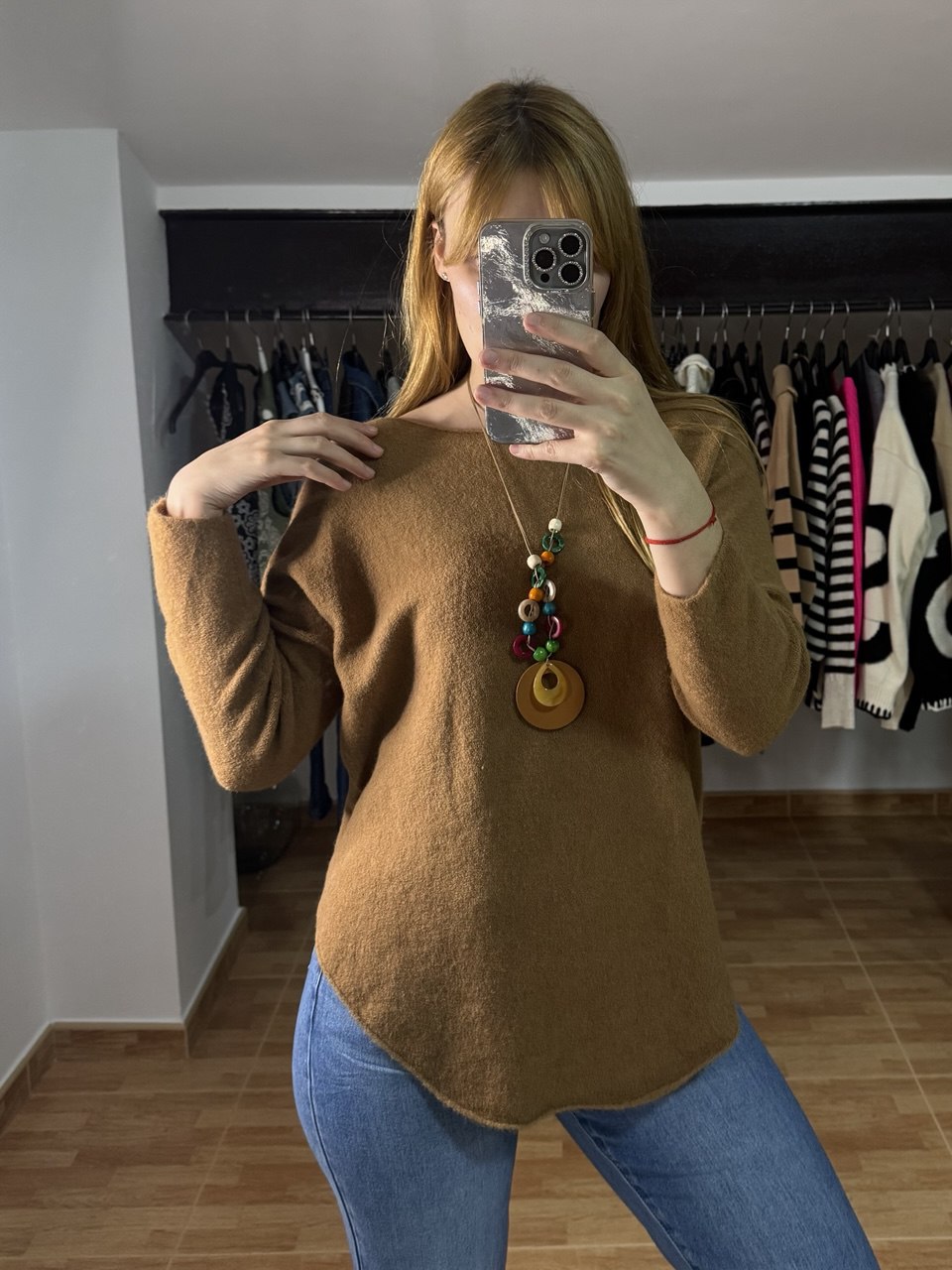 Jersey soft marrón con colgante