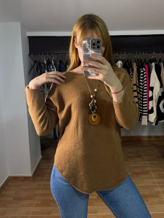 Jersey soft marrón con colgante