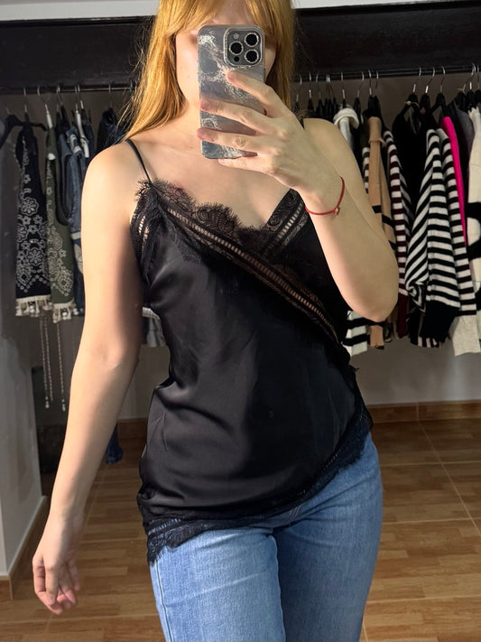 Top lencero negro asimétrico con encaje