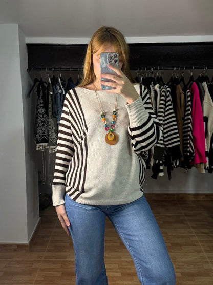 Jersey oversize de rayas crema con colgante