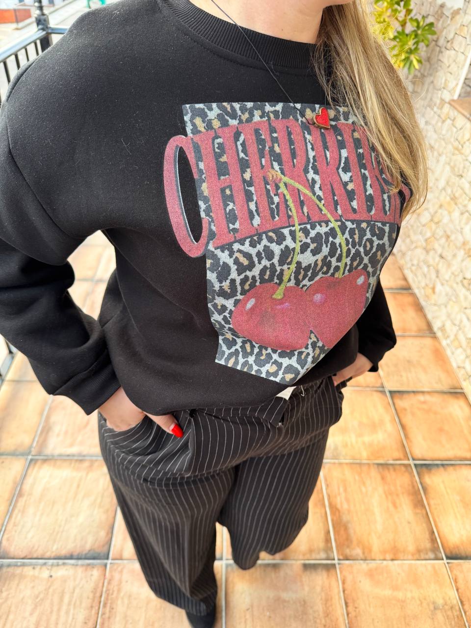 Sudadera negra Cherries